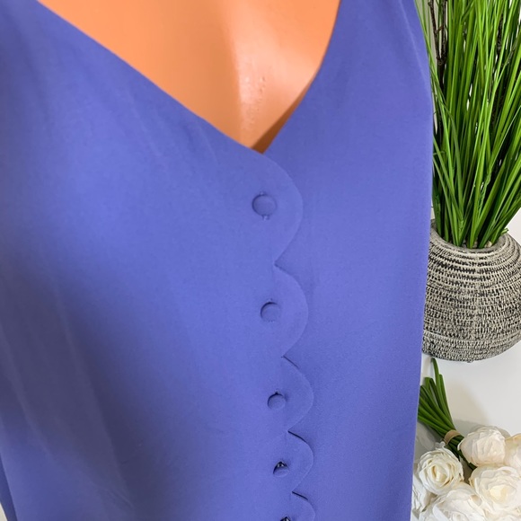 🚫SOLD🚫LOFT SCALLOPED BUTTON V NECK TOP - Picture 3 of 8